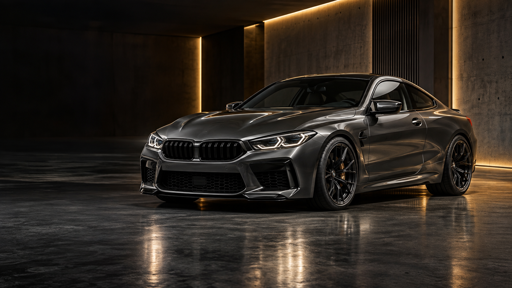 Graphitfarbenes Sportcoupé in einer dunkel beleuchteten Studioarchitektur